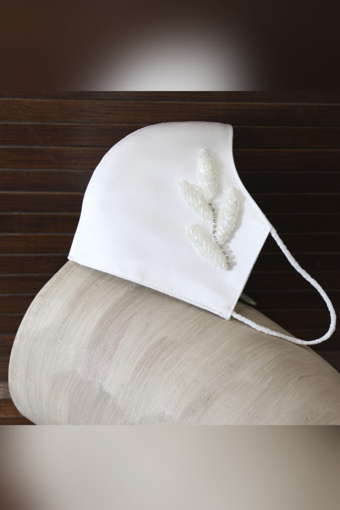 Mascarilla de novia seda color marfil.