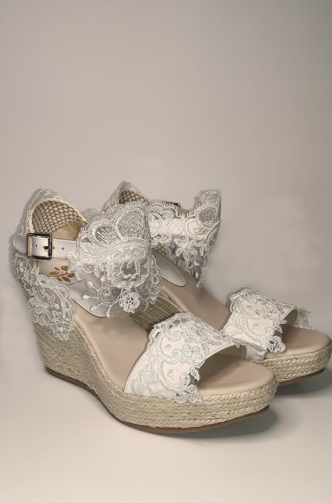 Alpargata de cuña para novia con encaje de Carmenchu